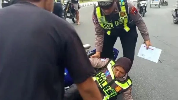 Petugas Satlantas Polres Lumajang saat pelaksanaan Operasi Patuh Semeru 2026 di depan Mako Polres Lumajang.