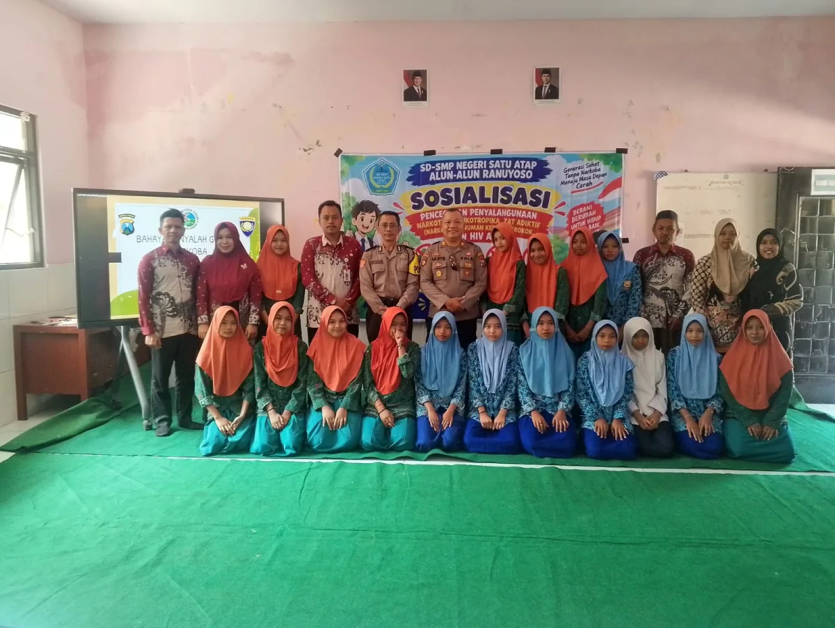 Kapolsek Ranuyoso AKP Sajito bersama anggota memberikan pembinaan dan penyuluhan tentang bahaya bullying, narkoba, serta kenakalan remaja kepada siswa SMPN 3 Satu Atap Ranuyoso.