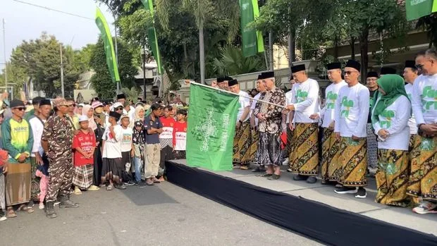 Puluhan Ribu Warga Padati Alun-Alun Lamongan, Jalan Sehat Bersarung Jadi Simbol Kebersamaan Santri