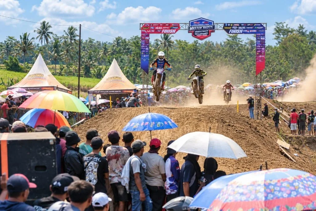 Wakil Bupati Lumajang Yudha Adji Kusuma menghadiri Kejurprov Jatim Motocross & Grasstrack Putaran 2 di Sirkuit 77 Pagowan, Pasrujambe, Minggu (18/10/2026).