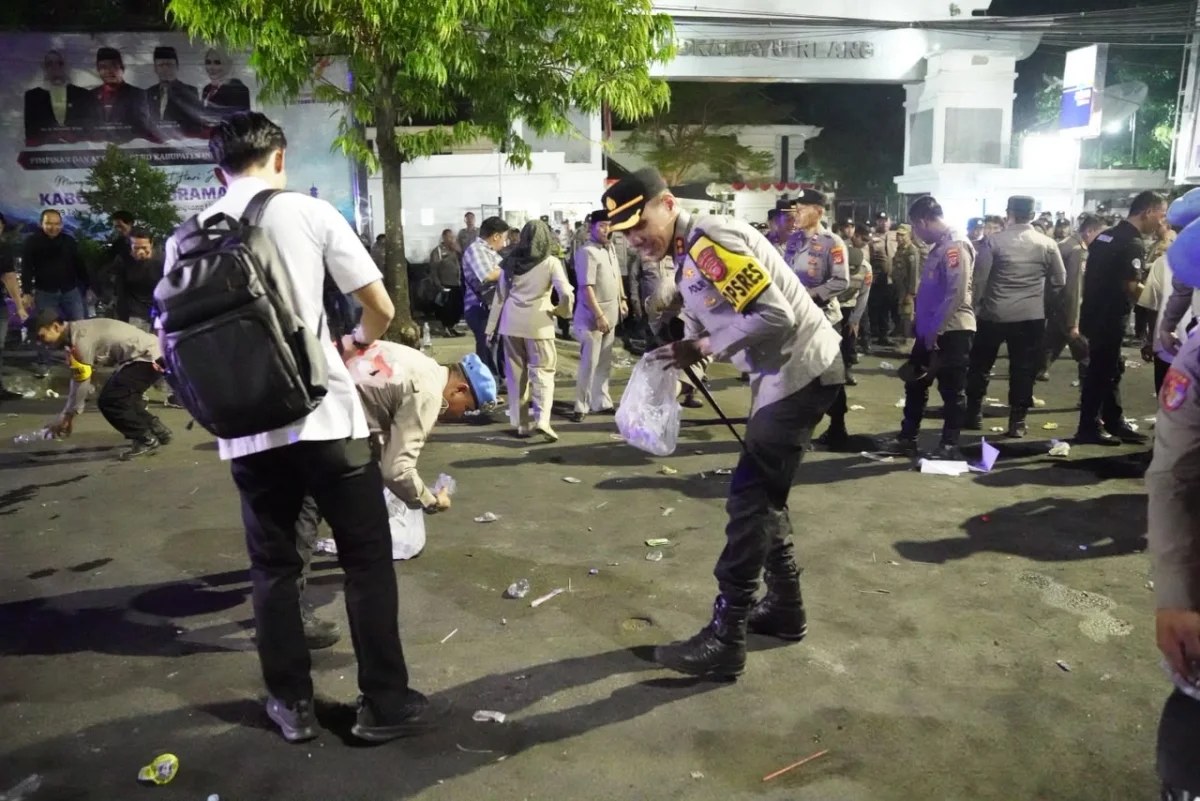 Usai Redam Ketegangan Aksi Mahasiswa, Kapolres Indramayu Turun Bersihkan Sampah di Jalan