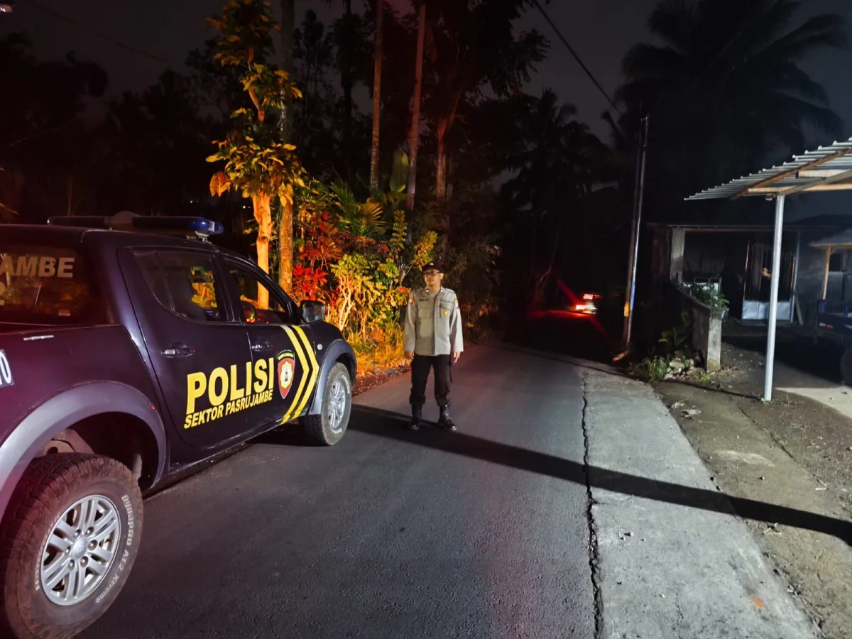 Personel Polsek Pasrujambe melakukan patroli malam untuk mencegah kriminalitas dan menjaga keamanan warga di wilayah Kecamatan Pasrujambe, Lumajang.