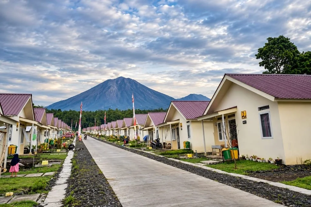 Kawasan hunian tetap bagi penyintas erupsi Gunung Semeru di Bumi Semeru Damai, Desa Sumbermujur, Kecamatan Candipuro, Lumajang. Pemkab Lumajang melakukan verifikasi terhadap ratusan unit huntap yang tercatat tidak ditempati.